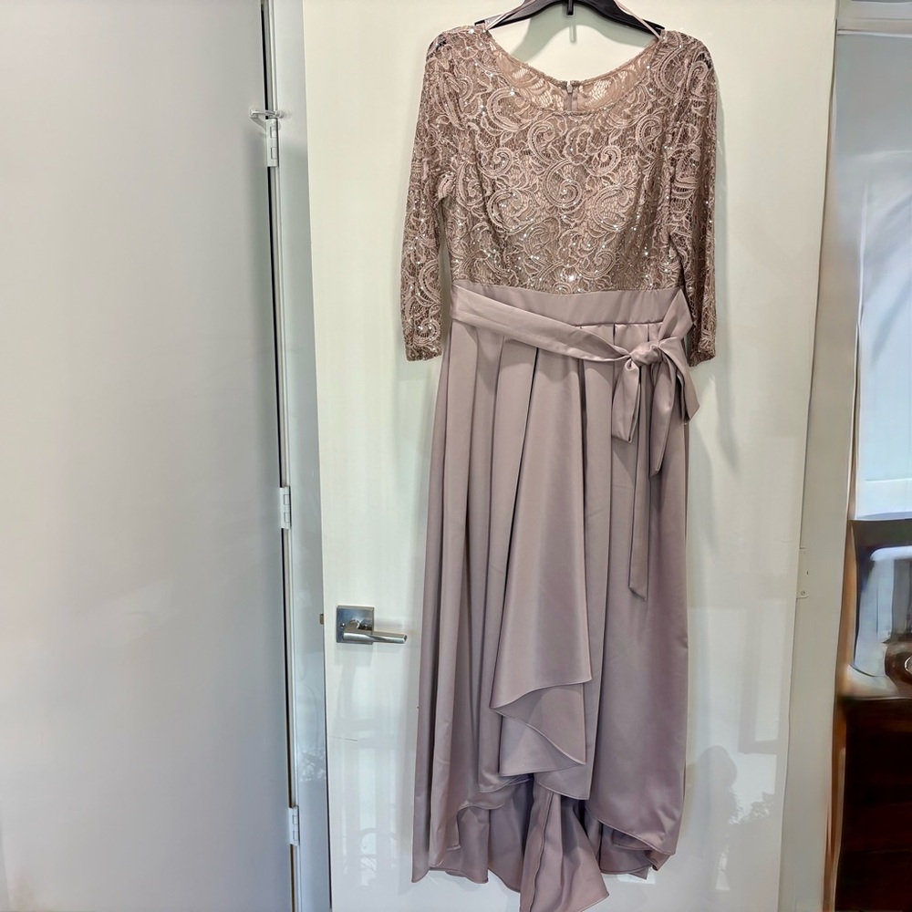 Elegant Lace Evening Gown in Mauve